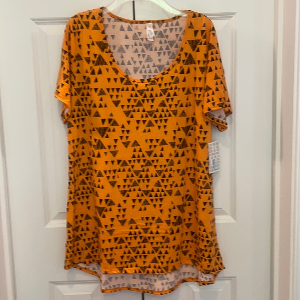 New with tags LulaRoe Classic Tee XL.